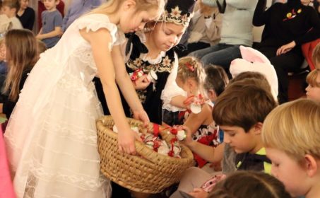 Времена года в корзине подснежников