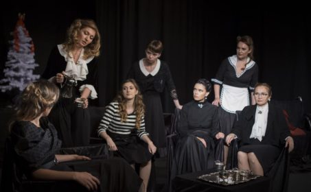 8 любящих женщин с ножом в спине. Премьера в театре «Synthese»