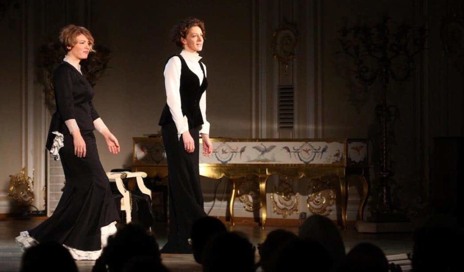 Ксения Раппопорт и Полина Осетинская в спектакле «Неизвестный друг»