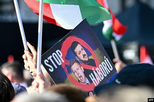 Во время предвыборной кампании сторонники Орбана пугали народ возможным (и совершенно выдуманным) союзом Мадьяра и Зеленского (AFP)