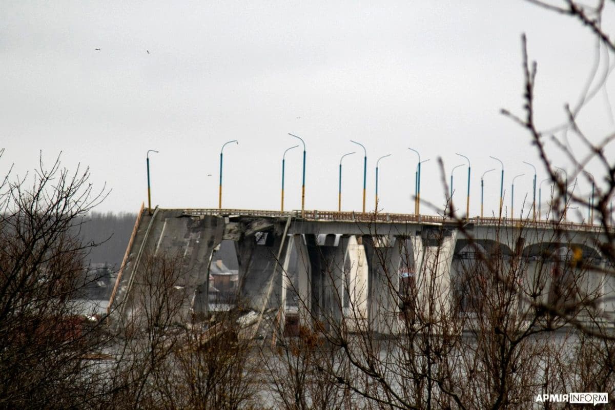 Антонівський міст біля Херсона після боїв за місто. 7 грудня 2022 р. (Дмитро Заавтонов / АрміяInform)